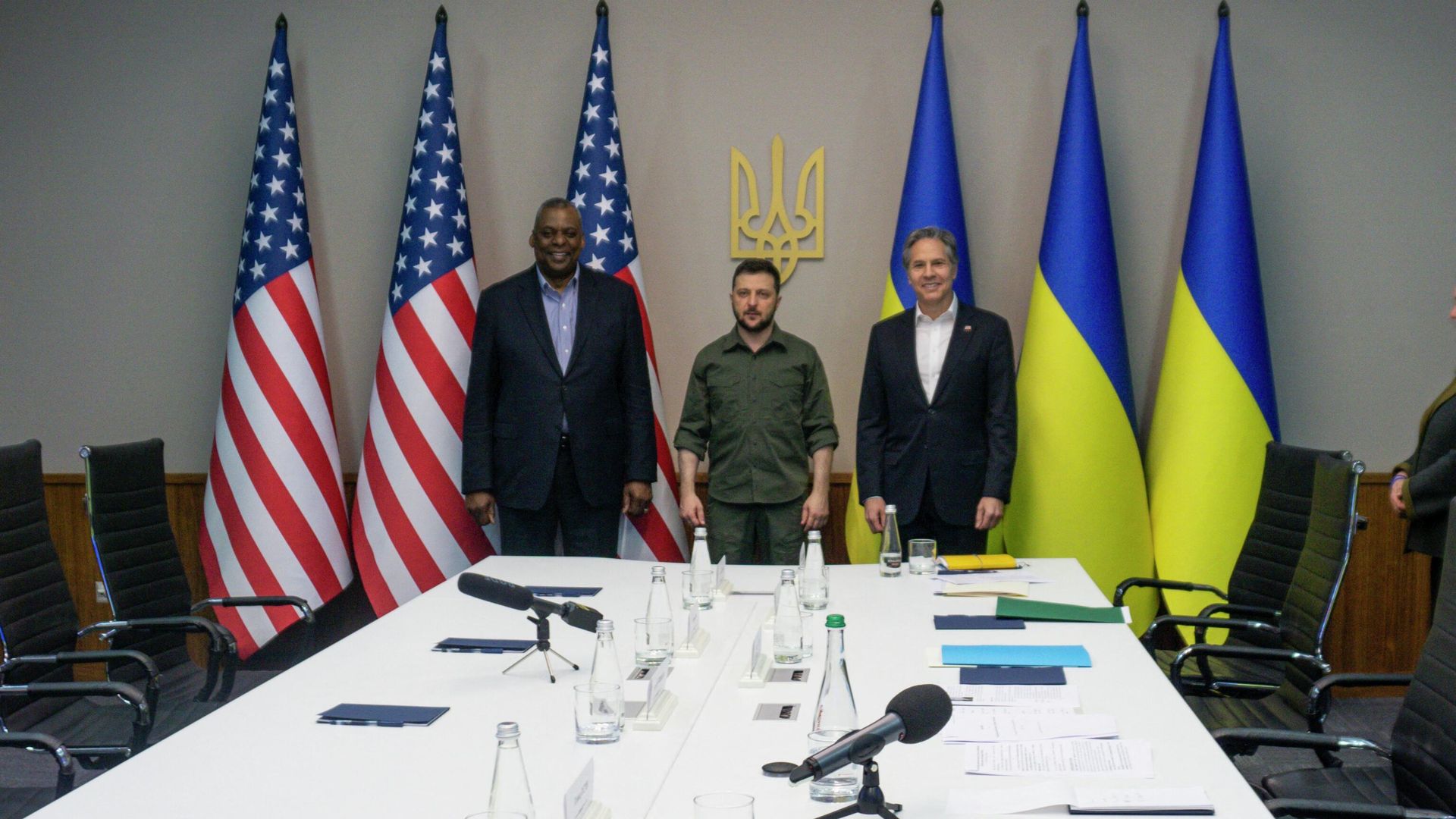 Министр обороны США Ллойд Остин, президент Украины Владимир Зеленский и госсекретарь США Энтони Блинкен в Киеве. 25 апреля 2022 Министр обороны США Ллойд Остин, президент Украины Владимир Зеленский и госсекретарь США Энтони Блинкен в Киеве. 25 апреля 2022 - РИА Новости, 1920, 25.04.2022