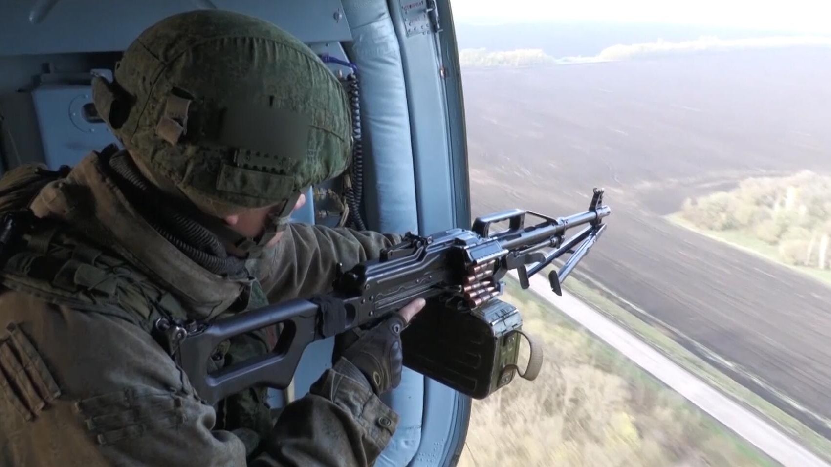 Военнослужащий на борту вертолет Ми-8 ВКС РФ, сопровождающего колонну российской военной техники на Украине Военнослужащий на борту вертолет Ми-8 ВКС РФ, сопровождающего колонну российской военной техники на Украине - РИА Новости, 1920, 21.06.2022