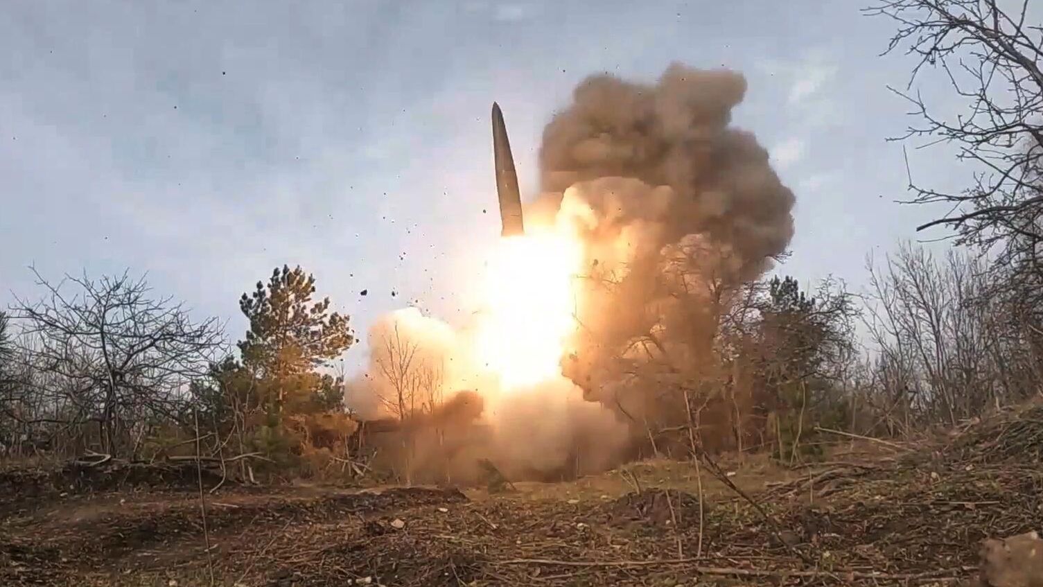 Боевой запуск ракеты оперативно-тактического ракетного комплекса Искандер с целью уничтожения ангаров с военной техникой и боеприпасами ВСУ Боевой запуск ракеты оперативно-тактического ракетного комплекса Искандер с целью уничтожения ангаров с военной техникой и боеприпасами ВСУ - РИА Новости, 1920, 29.09.2024