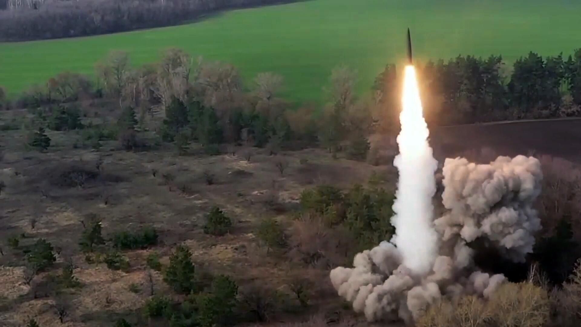 Боевой запуск ракеты оперативно-тактического ракетного комплекса Искандер - РИА Новости, 1920, 12.04.2024