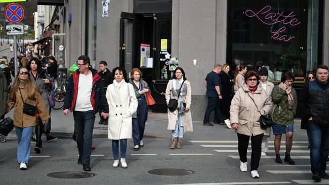 Прохожие на улице Солянка в Москве