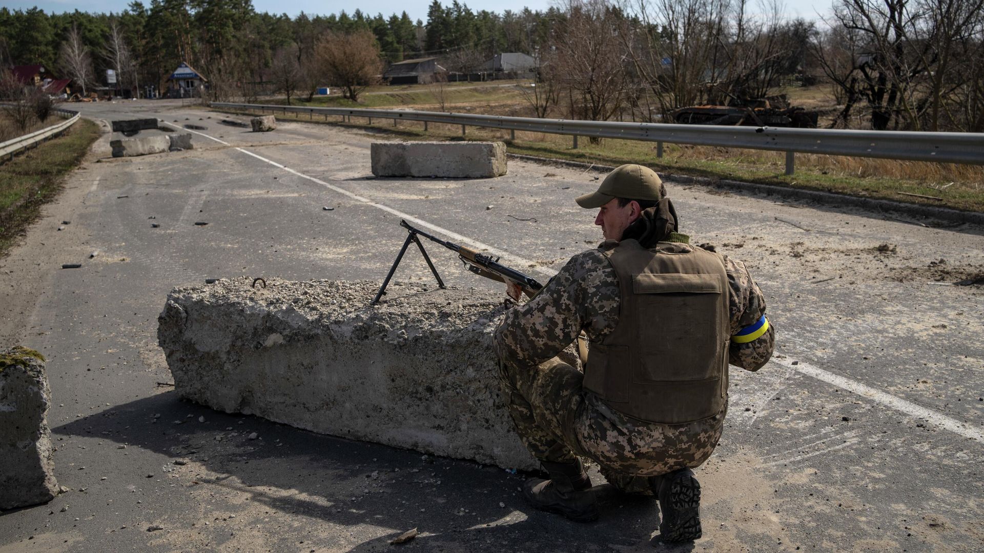 Украинский военный в Броварах, Киевская область Украинский военный в Броварах, Киевская область - РИА Новости, 1920, 06.05.2022