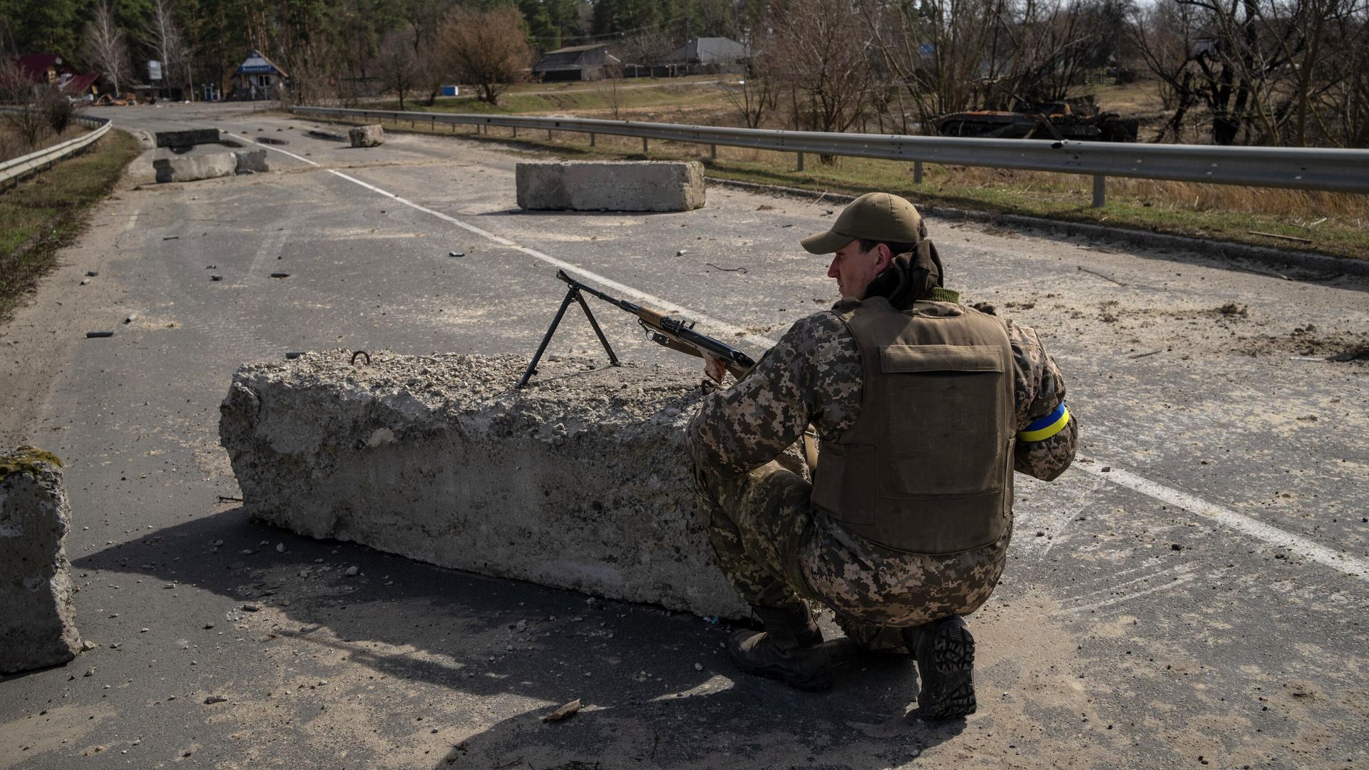 Украинский военный в Броварах, Киевская область Украинский военный в Броварах, Киевская область - РИА Новости, 1920, 19.05.2022