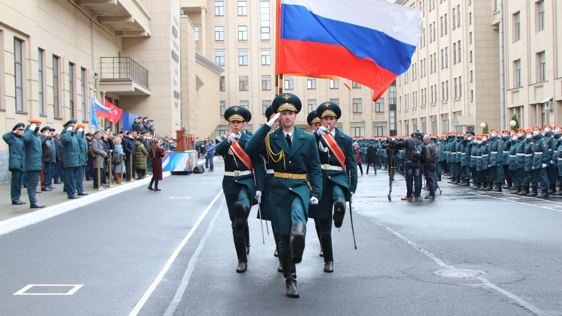 Торжественное построение во дворе Санкт-Петербургского университета ГПС МЧС России Торжественное построение во дворе Санкт-Петербургского университета ГПС МЧС России - РИА Новости, 1920, 25.04.2022