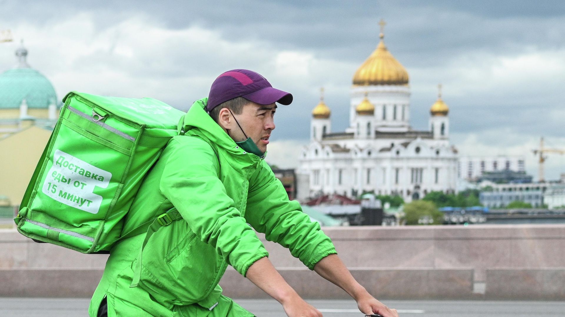 Курьер службы доставки Delivery Club едет на велосипеде на Большом Москворецком мосту - РИА Новости, 1920, 30.06.2023