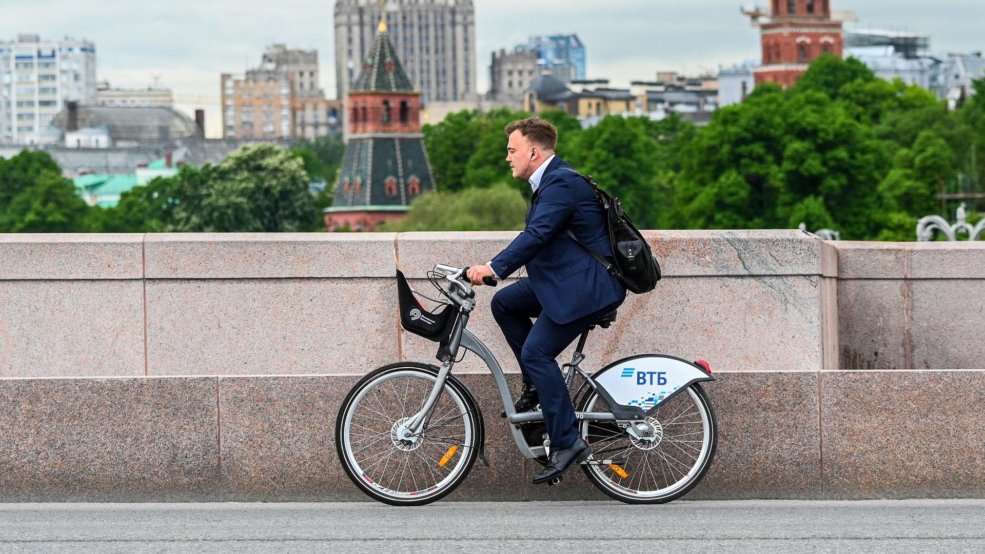Мужчина едет на велосипеде на Большом Москворецком мосту в Москве Мужчина едет на велосипеде на Большом Москворецком мосту в Москве - РИА Новости, 1920, 26.04.2022