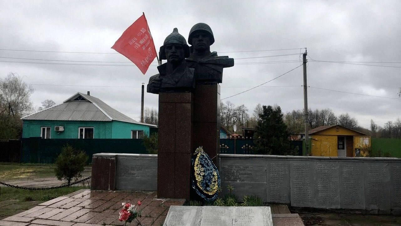 Неразорвавшийся кассетный боеприпас обнаружен на братской могиле времен ВОВ в селе Муратово (ЛНР) Неразорвавшийся кассетный боеприпас обнаружен на братской могиле времен ВОВ в селе Муратово (ЛНР) - РИА Новости, 1920, 26.04.2022