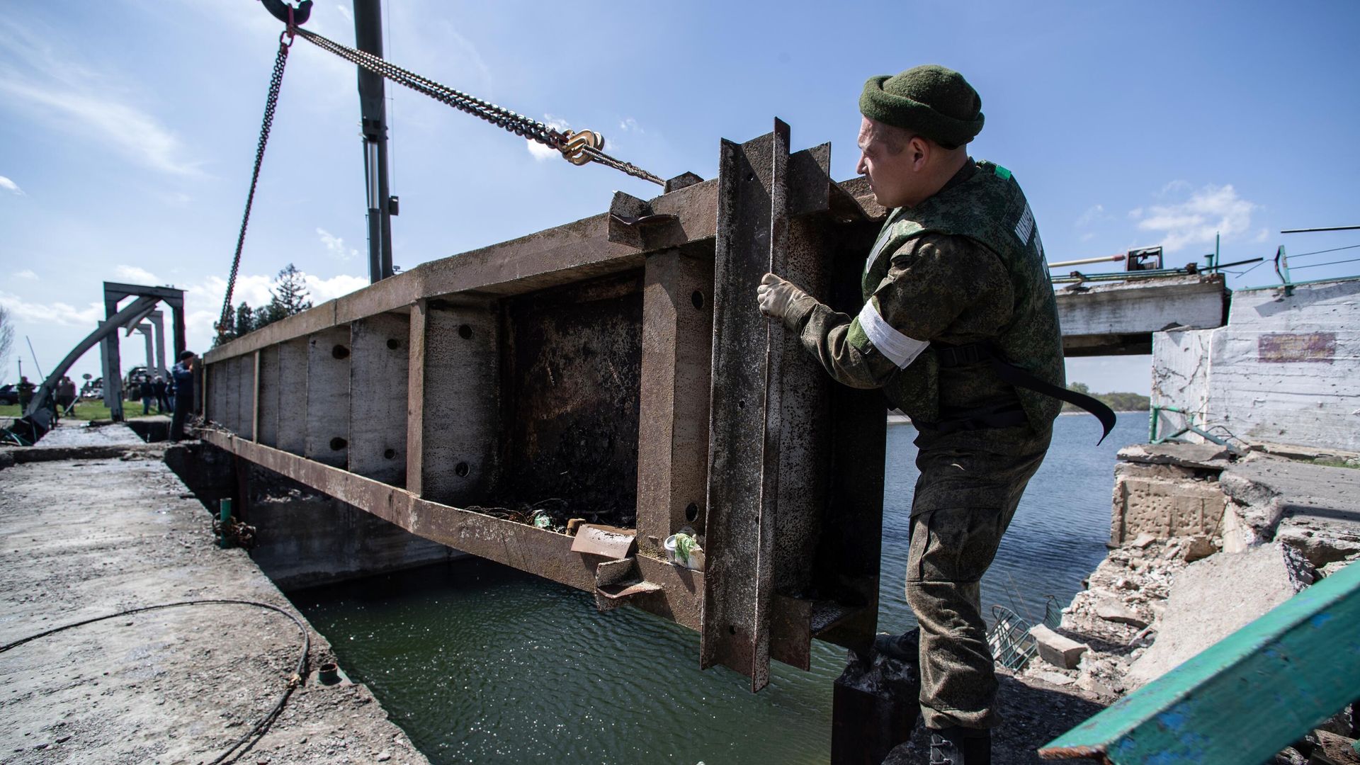 Военнослужащие 11-й отдельной гвардейской инженерной бригады ЮВО восстанавливают разрушенные шандоры Северо-Крымского канала в Херсонской области Военнослужащие 11-й отдельной гвардейской инженерной бригады ЮВО восстанавливают разрушенные шандоры Северо-Крымского канала в Херсонской области - РИА Новости, 1920, 26.04.2022