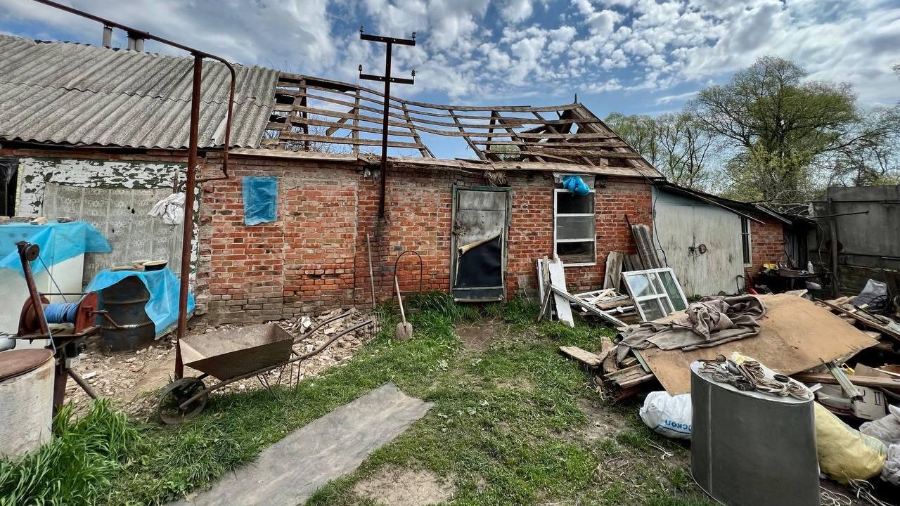Последствия обстрела села Головчино в Белгородской области Последствия обстрела села Головчино в Белгородской области - РИА Новости, 1920, 26.04.2022