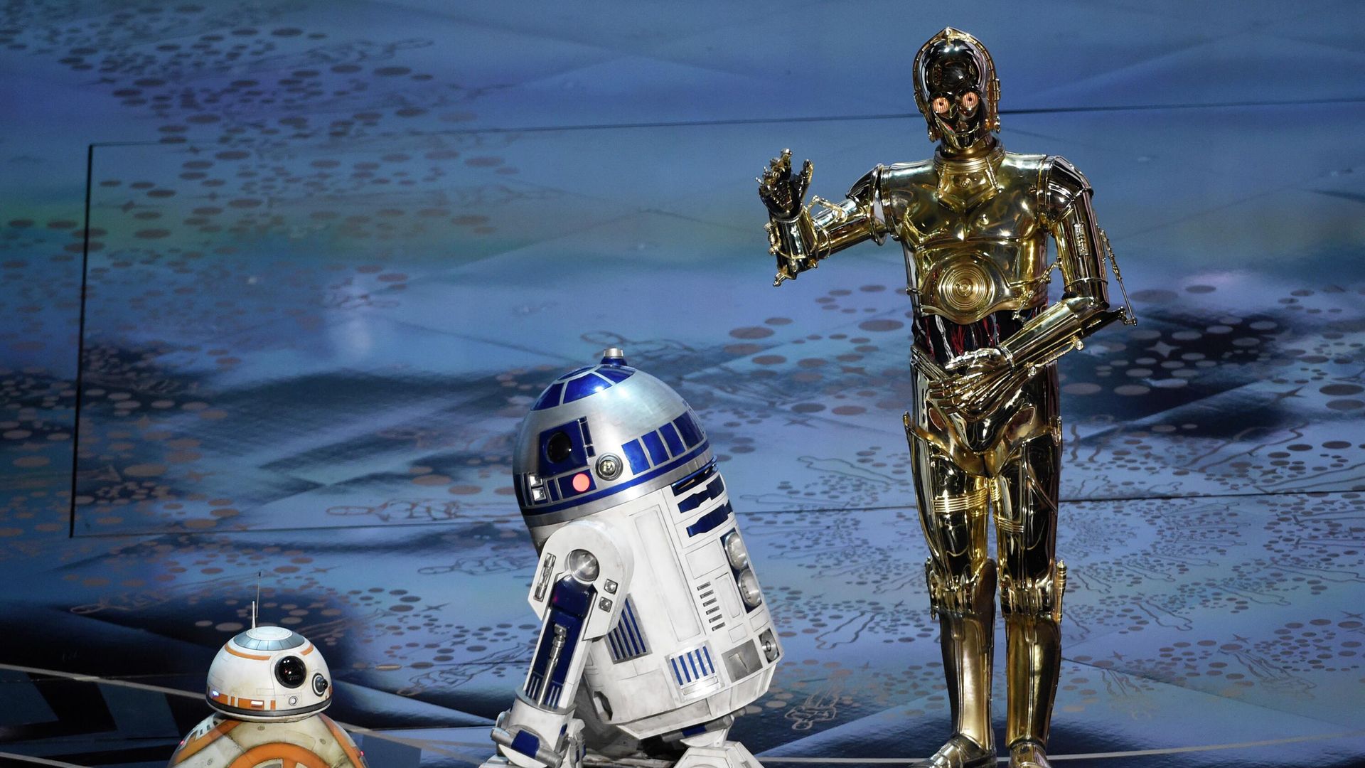 Персонажи из фильма Звездные войны дроиды BB-8, R2-D2 и C-3PO выступают на церемонии вручения премии Оскарв Лос-Анджелесе Персонажи из фильма Звездные войны дроиды BB-8, R2-D2 и C-3PO выступают на церемонии вручения премии Оскарв Лос-Анджелесе - РИА Новости, 1920, 03.10.2023