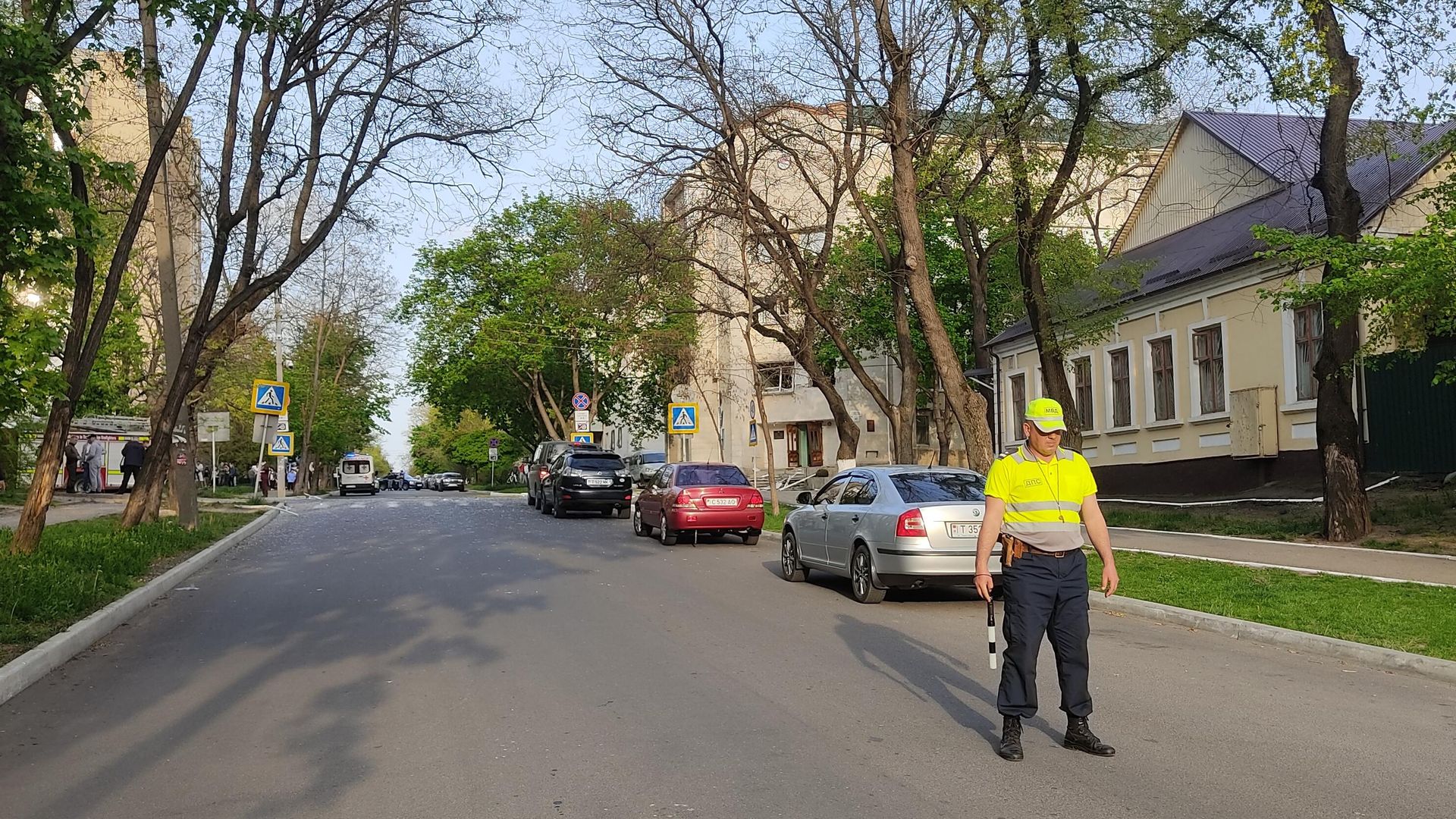 Сотрудник ДПС МВД вблизи поврежденного здания МГБ Приднестровья в Тирасполе Сотрудник ДПС МВД вблизи поврежденного здания МГБ Приднестровья в Тирасполе - РИА Новости, 1920, 26.04.2022