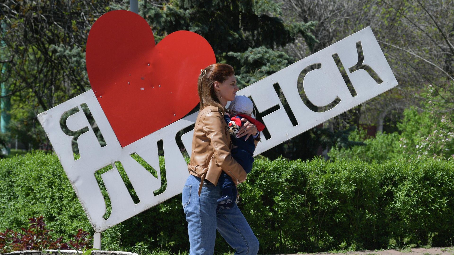 Женщина с ребенком в Луганске Женщина с ребенком в Луганске - РИА Новости, 1920, 16.05.2023