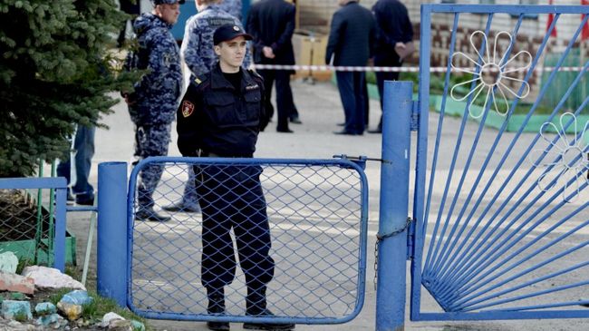 Сотрудник Росгвардии у детского сада Рябинка в поселке Вешкайма, где произошла стрельба Сотрудник Росгвардии у детского сада Рябинка в поселке Вешкайма, где произошла стрельба