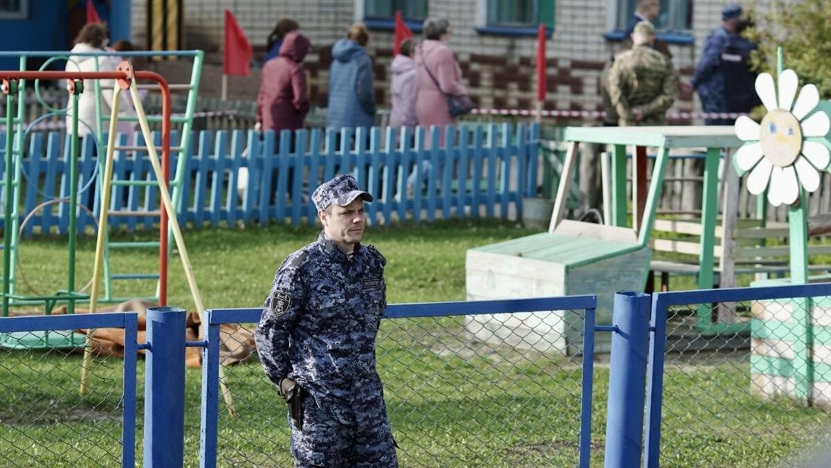Сотрудник Росгвардии у детского сада Рябинка в поселке Вешкайма, где произошла стрельба Сотрудник Росгвардии у детского сада Рябинка в поселке Вешкайма, где произошла стрельба - РИА Новости, 1920, 26.04.2022