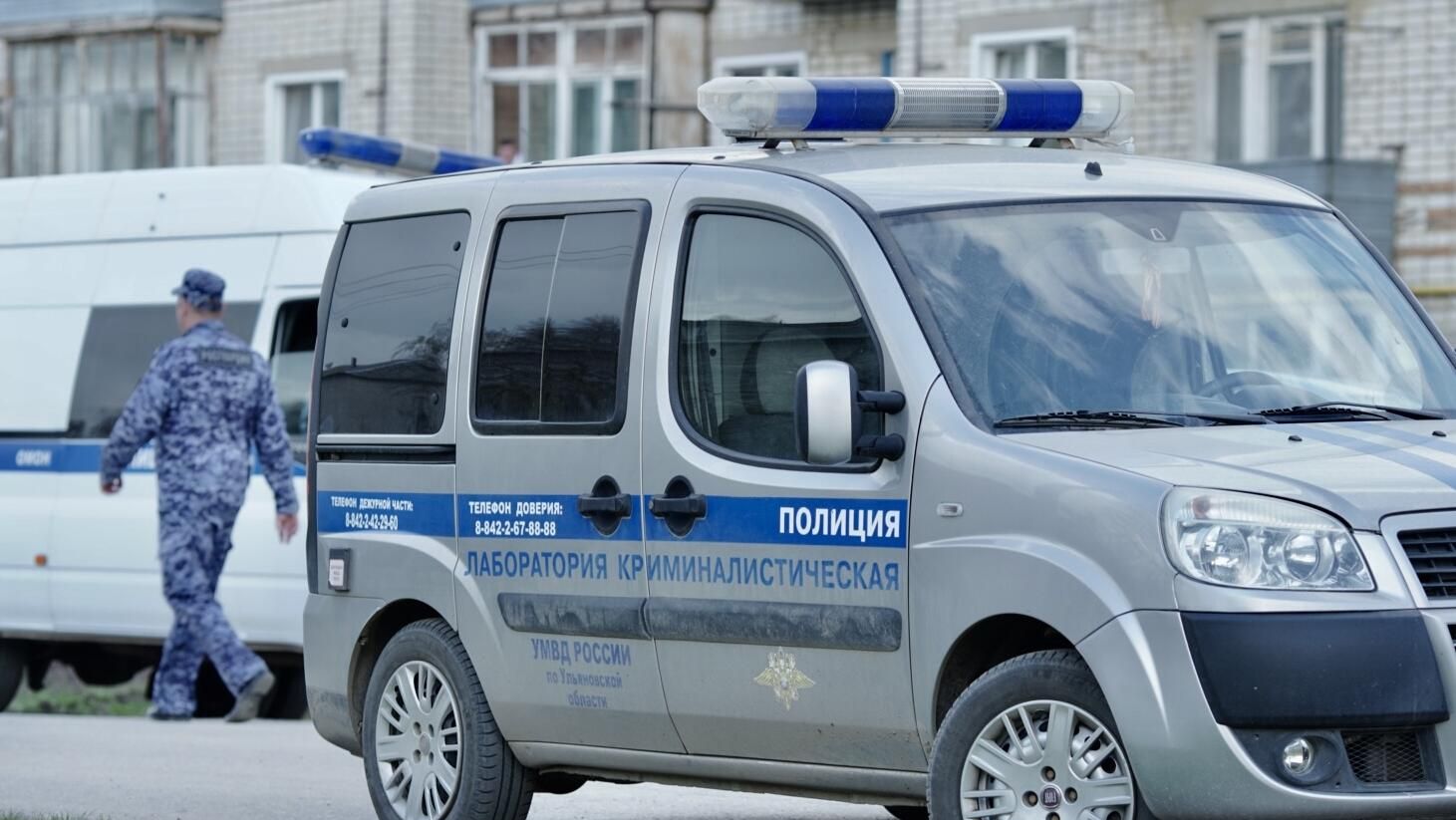 Автомобили полиции у детского сада Рябинка в поселке Вешкайма, где произошла стрельба - РИА Новости, 1920, 26.04.2022