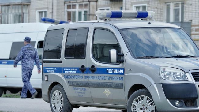 Автомобили полиции у детского сада Рябинка в поселке Вешкайма, где произошла стрельба 