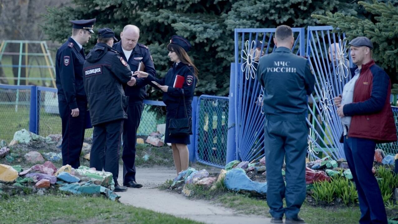 Сотрудники полиции и МЧС у детского сада Рябинка в поселке Вешкайма, где произошла стрельба Сотрудники полиции и МЧС у детского сада Рябинка в поселке Вешкайма, где произошла стрельба - РИА Новости, 1920, 27.04.2022