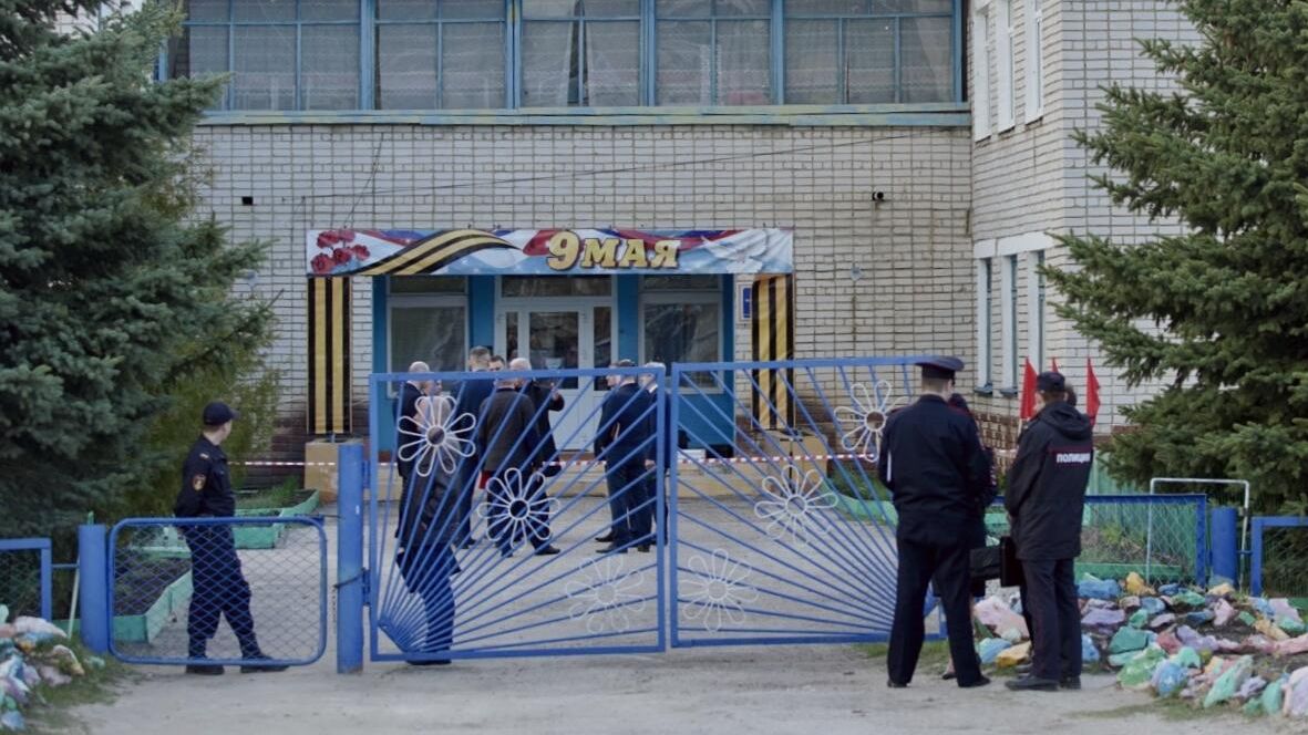 Сотрудники полиции у детского сада Рябинка в поселке Вешкайма, где произошла стрельба Сотрудники полиции у детского сада Рябинка в поселке Вешкайма, где произошла стрельба - РИА Новости, 1920, 26.04.2022