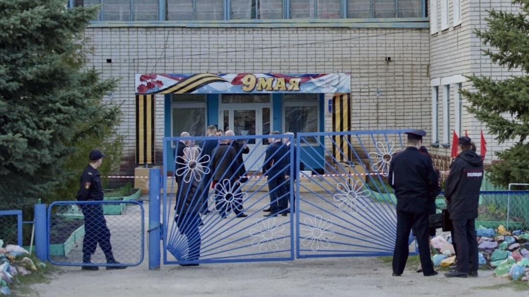 Сотрудники полиции у детского сада Рябинка в поселке Вешкайма, где произошла стрельба Сотрудники полиции у детского сада Рябинка в поселке Вешкайма, где произошла стрельба - РИА Новости, 1920, 26.04.2022