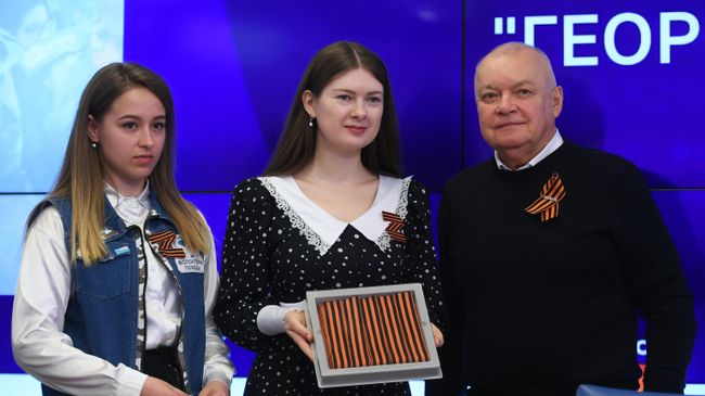 Генеральный директор МИА Россия сегодня Дмитрий Киселев и депутат Госдумы Ольга Занко на пресс-конференции, приуроченной к старту акции Георгиевская ленточка Генеральный директор МИА Россия сегодня Дмитрий Киселев и депутат Госдумы Ольга Занко на пресс-конференции, приуроченной к старту акции Георгиевская ленточка