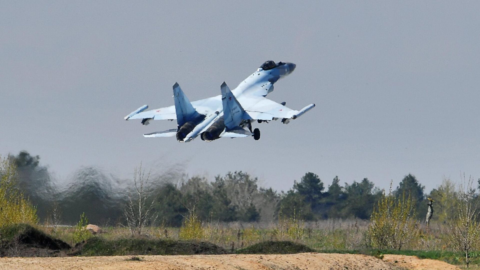 Истребитель Су-35 авиагруппы Восточного военного округа Вооруженных сил России вылетает на задание с аэродрома Истребитель Су-35 авиагруппы Восточного военного округа Вооруженных сил России вылетает на задание с аэродрома - РИА Новости, 1920, 29.05.2022