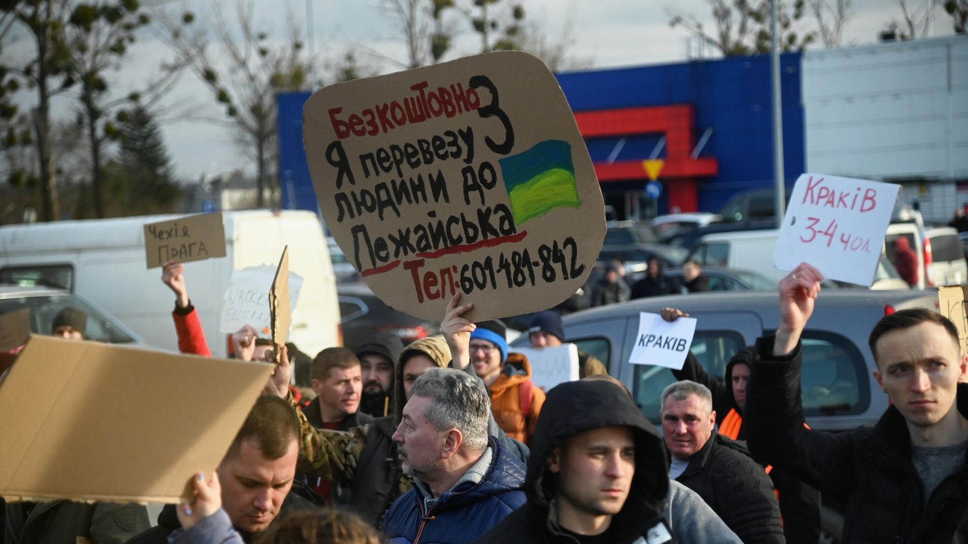 Жители Польши с плакатами для граждан Украины Жители Польши с плакатами для граждан Украины - РИА Новости, 1920, 23.05.2022