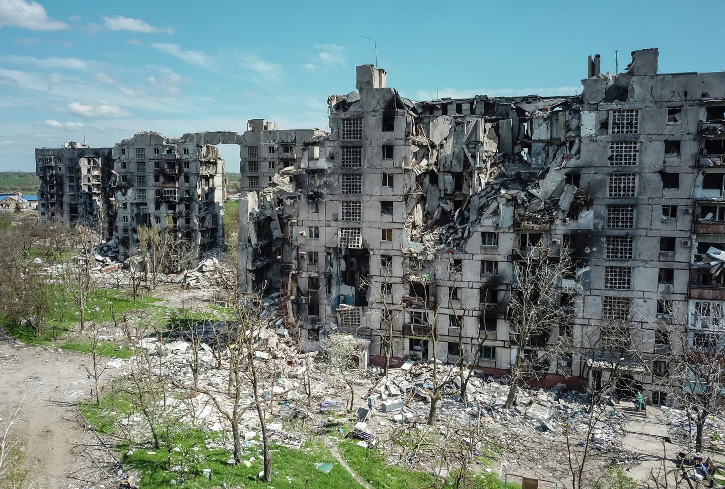 Разрушенные дома в Левобережном районе Мариуполя