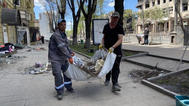 В Мариуполе убирают мусор В Мариуполе убирают мусор