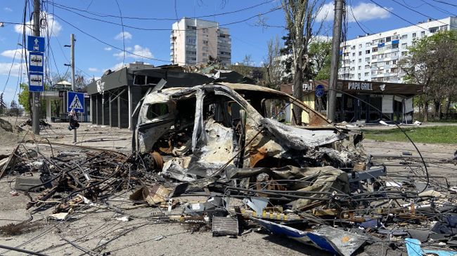 Разбитый автомобиль на дороге в Мариуполе Разбитый автомобиль на дороге в Мариуполе
