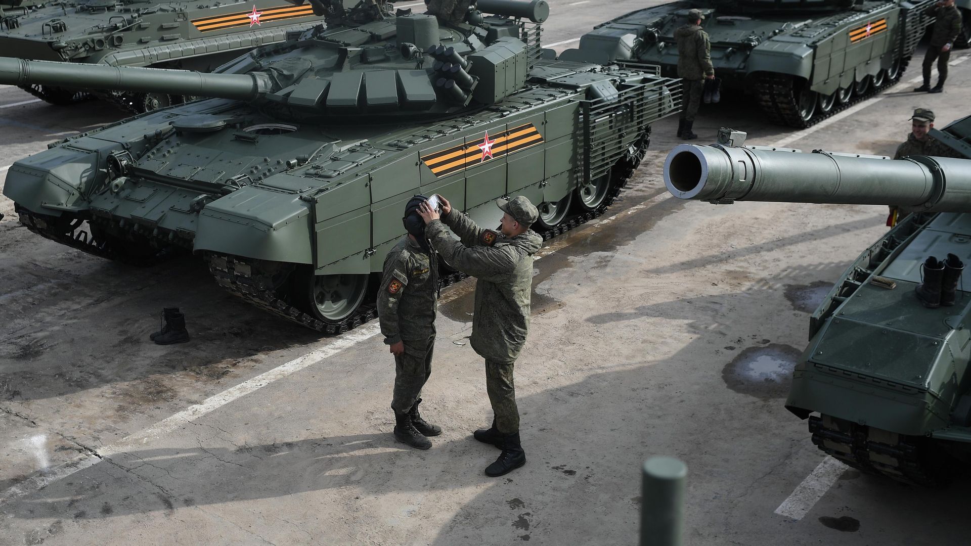 Военнослужащие перед началом ночной репетиции военного парада к 77-й годовщине Победы в Великой Отечественной войне в Москве - РИА Новости, 1920, 29.04.2022