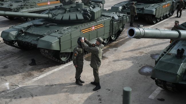 Военнослужащие перед началом репетиции военного парада Военнослужащие перед началом репетиции военного парада