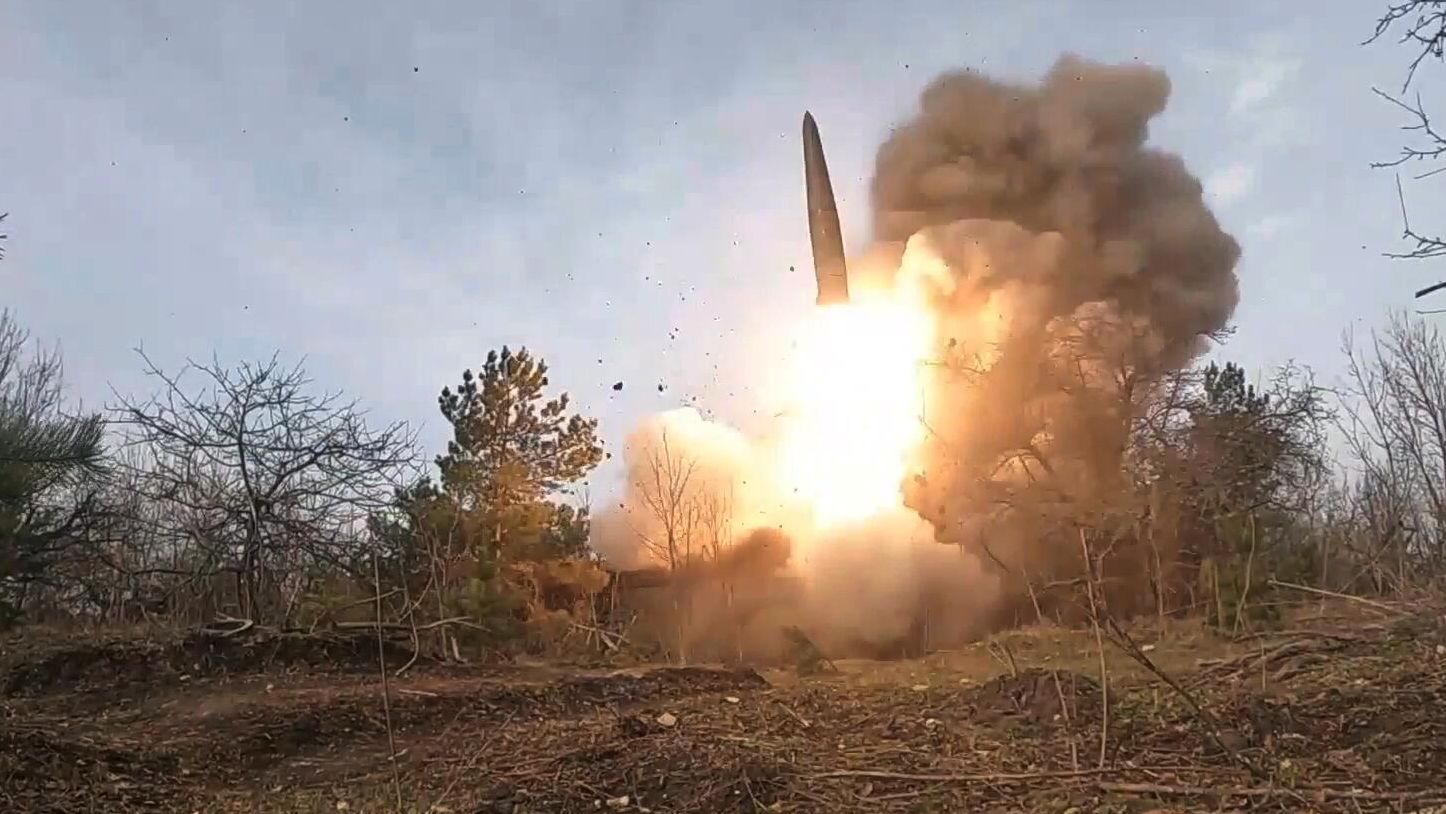Нанесение удара Искандером по районам сосредоточения живой силы и военной техники ВСУ - РИА Новости, 1920, 18.12.2025