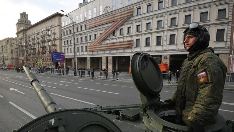 Военнослужащий в колонне военной техники двигается по улице в Москве к месту проведения ночной репетиции военного парада к 77-й годовщине Победы в Великой Отечественной войне Военнослужащий в колонне военной техники двигается по улице в Москве к месту проведения ночной репетиции военного парада к 77-й годовщине Победы в Великой Отечественной войне