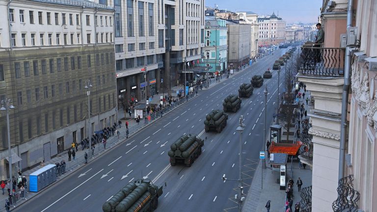Пусковые установки зенитного ракетного комплекса С-400 Триумф на Тверской улице в Москве перед началом ночной репетиции военного парада к 77-й годовщине Победы в Великой Отечественной войне Пусковые установки зенитного ракетного комплекса С-400 Триумф на Тверской улице в Москве перед началом ночной репетиции военного парада к 77-й годовщине Победы в Великой Отечественной войне