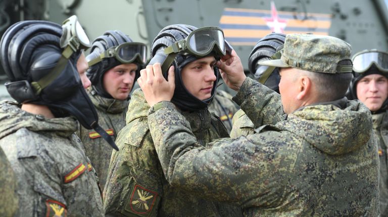 Военнослужащие перед началом ночной репетиции военного парада к 77-й годовщине Победы в Великой Отечественной войне в Москве Военнослужащие перед началом ночной репетиции военного парада к 77-й годовщине Победы в Великой Отечественной войне в Москве