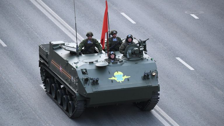 Бронетранспортер БТР-МД Ракушка на Тверской улице в Москве перед началом ночной репетиции военного парада к 77-й годовщине Победы в Великой Отечественной войне Бронетранспортер БТР-МД Ракушка на Тверской улице в Москве перед началом ночной репетиции военного парада к 77-й годовщине Победы в Великой Отечественной войне