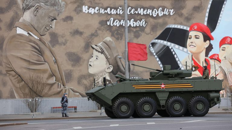 Боевая машина пехоты БМП К-17 Бумеранг в колонне военной техники двигается по улице в Москве к месту проведения ночной репетиции военного парада к 77-й годовщине Победы в Великой Отечественной войне Боевая машина пехоты БМП К-17 Бумеранг в колонне военной техники двигается по улице в Москве к месту проведения ночной репетиции военного парада к 77-й годовщине Победы в Великой Отечественной войне