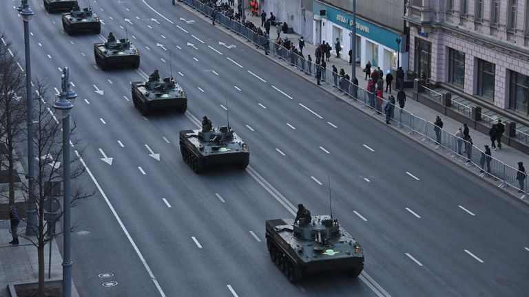 Боевая машина десанта БМД-4 на Тверской улице в Москве перед началом ночной репетиции военного парада к 77-й годовщине Победы в Великой Отечественной войне Боевая машина десанта БМД-4 на Тверской улице в Москве перед началом ночной репетиции военного парада к 77-й годовщине Победы в Великой Отечественной войне
