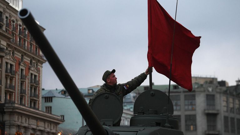Военнослужащий на Тверской улице в Москве перед началом ночной репетиции военного парада к 77-й годовщине Победы в Великой Отечественной войне Военнослужащий на Тверской улице в Москве перед началом ночной репетиции военного парада к 77-й годовщине Победы в Великой Отечественной войне