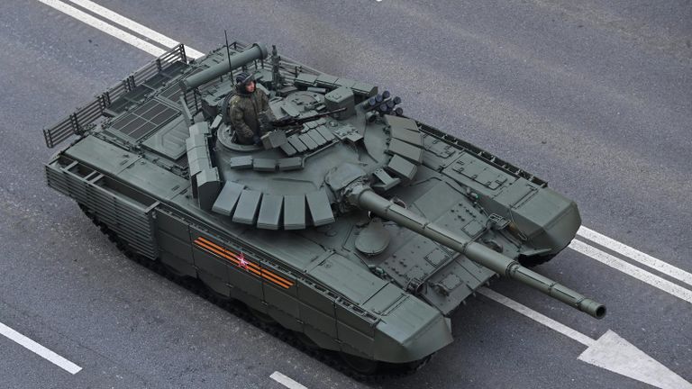 Танк Т-72Б3М в колонне военной техники двигается по улице в Москве к месту проведения ночной репетиции военного парада к 77-й годовщине Победы в Великой Отечественной войне Танк Т-72Б3М в колонне военной техники двигается по улице в Москве к месту проведения ночной репетиции военного парада к 77-й годовщине Победы в Великой Отечественной войне
