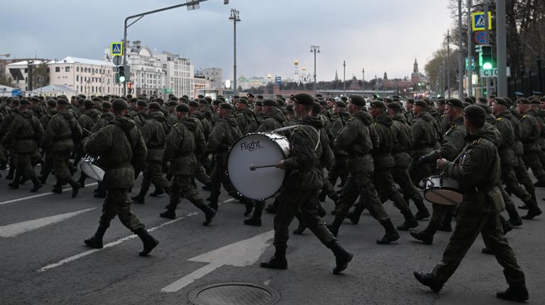 Военнослужащие в центре Москвы перед началом ночной репетиции военного парада к 77-й годовщине Победы в Великой Отечественной войне Военнослужащие в центре Москвы перед началом ночной репетиции военного парада к 77-й годовщине Победы в Великой Отечественной войне