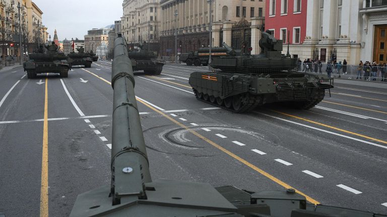 Колонна военной техники на Тверской улице в Москве перед началом ночной репетиции военного парада к 77-й годовщине Победы в Великой Отечественной войне Колонна военной техники на Тверской улице в Москве перед началом ночной репетиции военного парада к 77-й годовщине Победы в Великой Отечественной войне