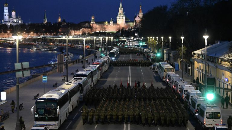 Военнослужащие на Москворецкой набережной в Москве перед началом ночной репетиции военного парада к 77-й годовщине Победы в Великой Отечественной войне Военнослужащие на Москворецкой набережной в Москве перед началом ночной репетиции военного парада к 77-й годовщине Победы в Великой Отечественной войне