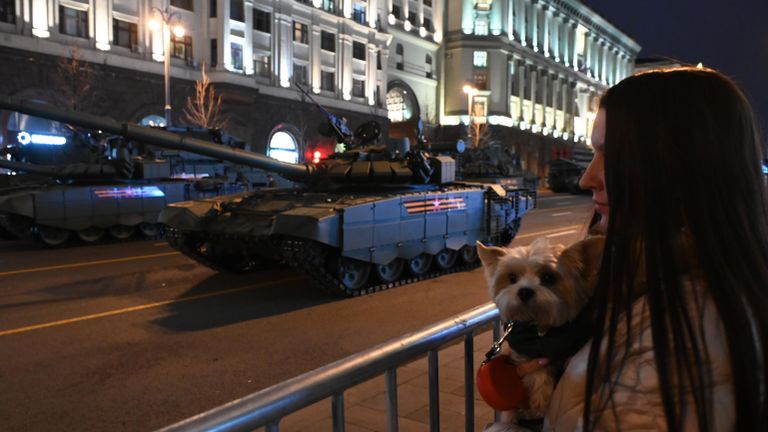 Девушка наблюдает за военной техникой на Тверской улице в Москве перед началом ночной репетиции военного парада к 77-й годовщине Победы в Великой Отечественной войне. На втором плане – танк Т-72Б3М Девушка наблюдает за военной техникой на Тверской улице в Москве перед началом ночной репетиции военного парада к 77-й годовщине Победы в Великой Отечественной войне. На втором плане – танк Т-72Б3М