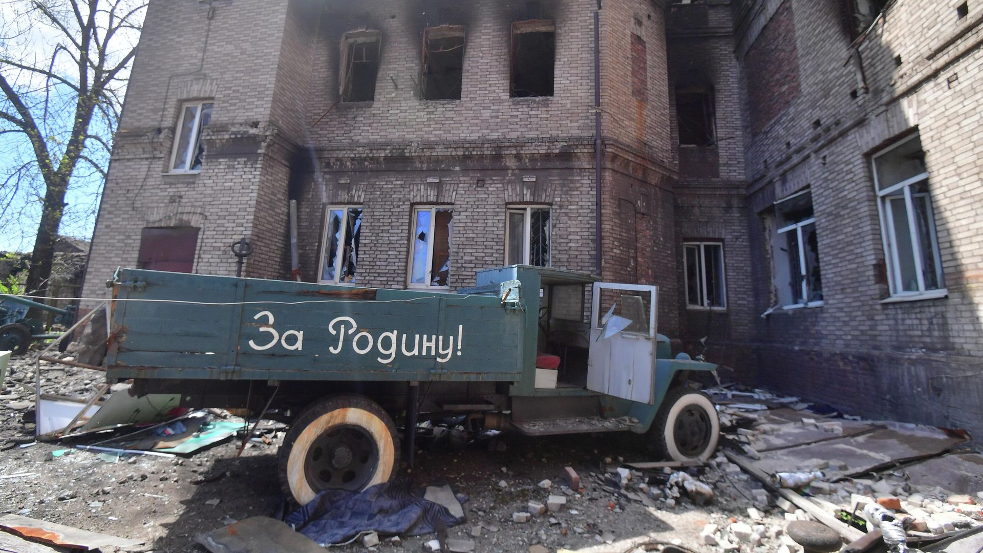 Поврежденные экспонаты на открытой территории во дворе Мариупольского краеведческого музея - РИА Новости, 1920, 01.05.2022