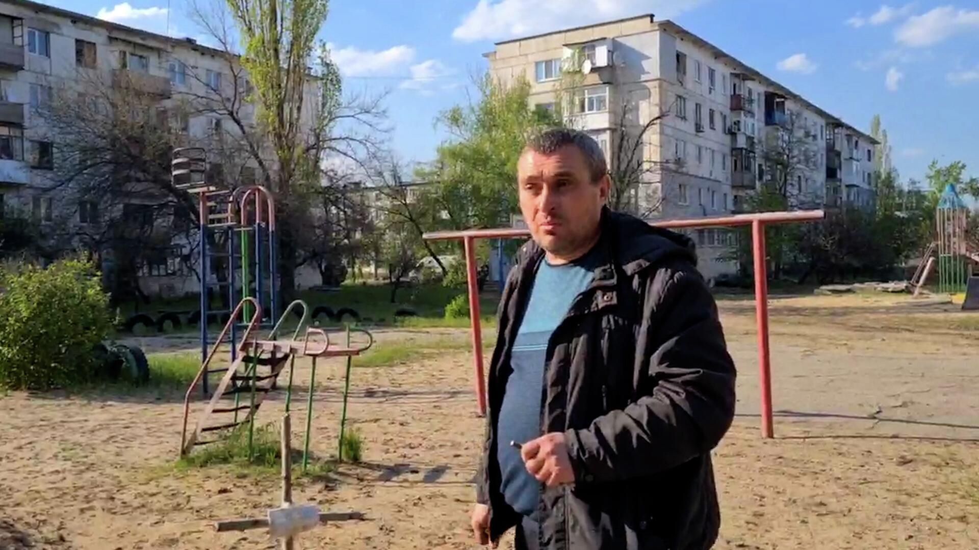 Житель Рубежного показал кладбище на детской площадке и рассказал об обстрелах ВСУ Житель Рубежного показал кладбище на детской площадке и рассказал об обстрелах ВСУ - РИА Новости, 1920, 29.04.2022