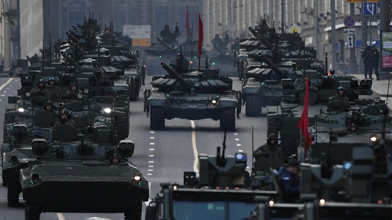 Военная техника на Тверской улице в Москве перед началом ночной репетиции военного парада к 77-й годовщине Победы в Великой Отечественной войне Военная техника на Тверской улице в Москве перед началом ночной репетиции военного парада к 77-й годовщине Победы в Великой Отечественной войне
