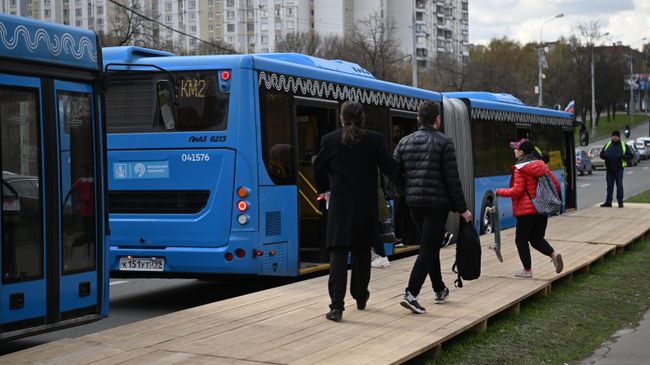 Автобусы у станции метро Волжская
