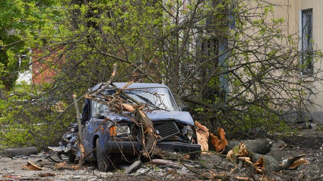 Поврежденный автомобиль на одной из улиц в городе Рубежное