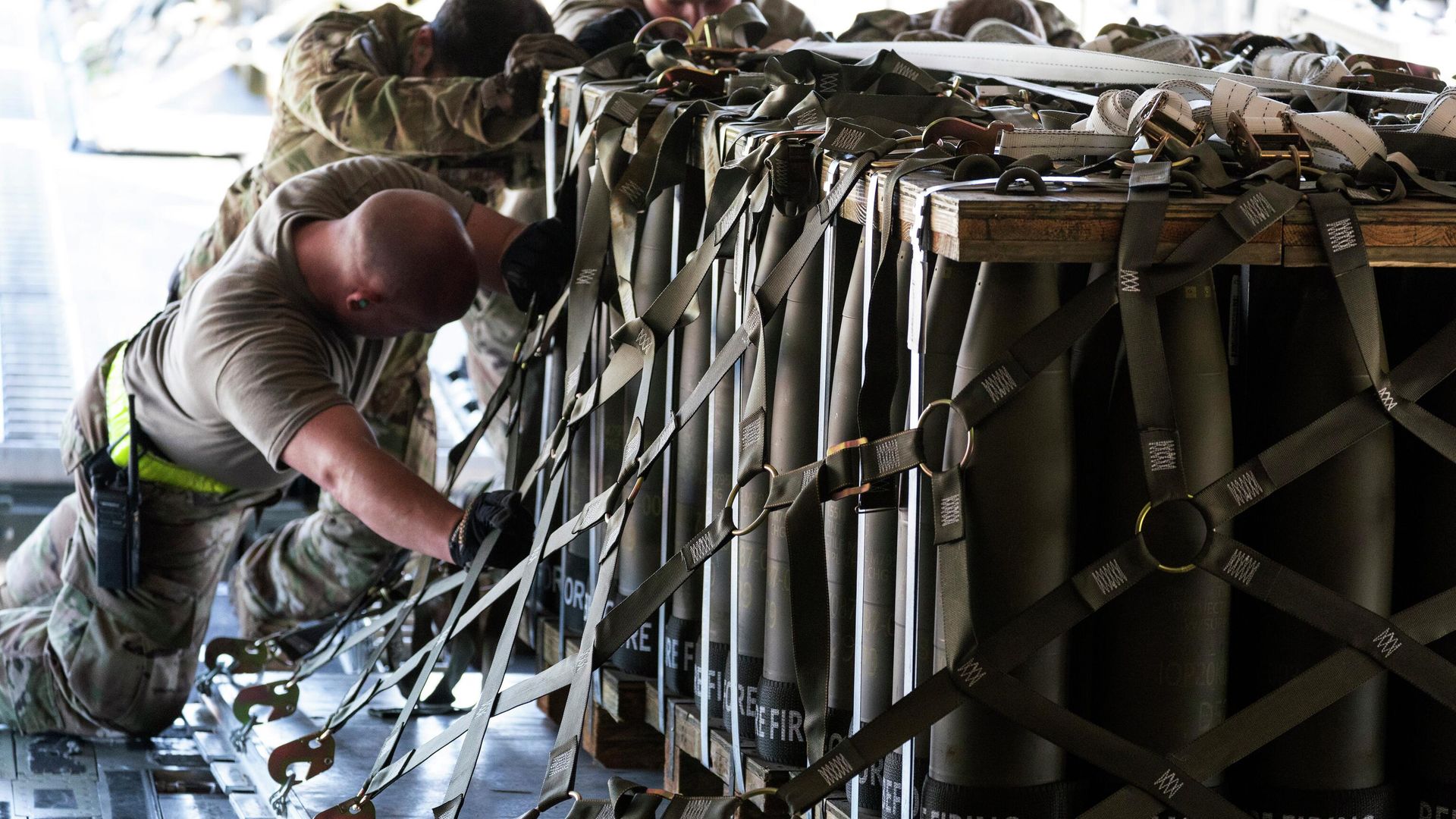 Погрузка боеприпасов для отправки на Украину на базе ВВС США Погрузка боеприпасов для отправки на Украину на базе ВВС США - РИА Новости, 1920, 25.03.2023